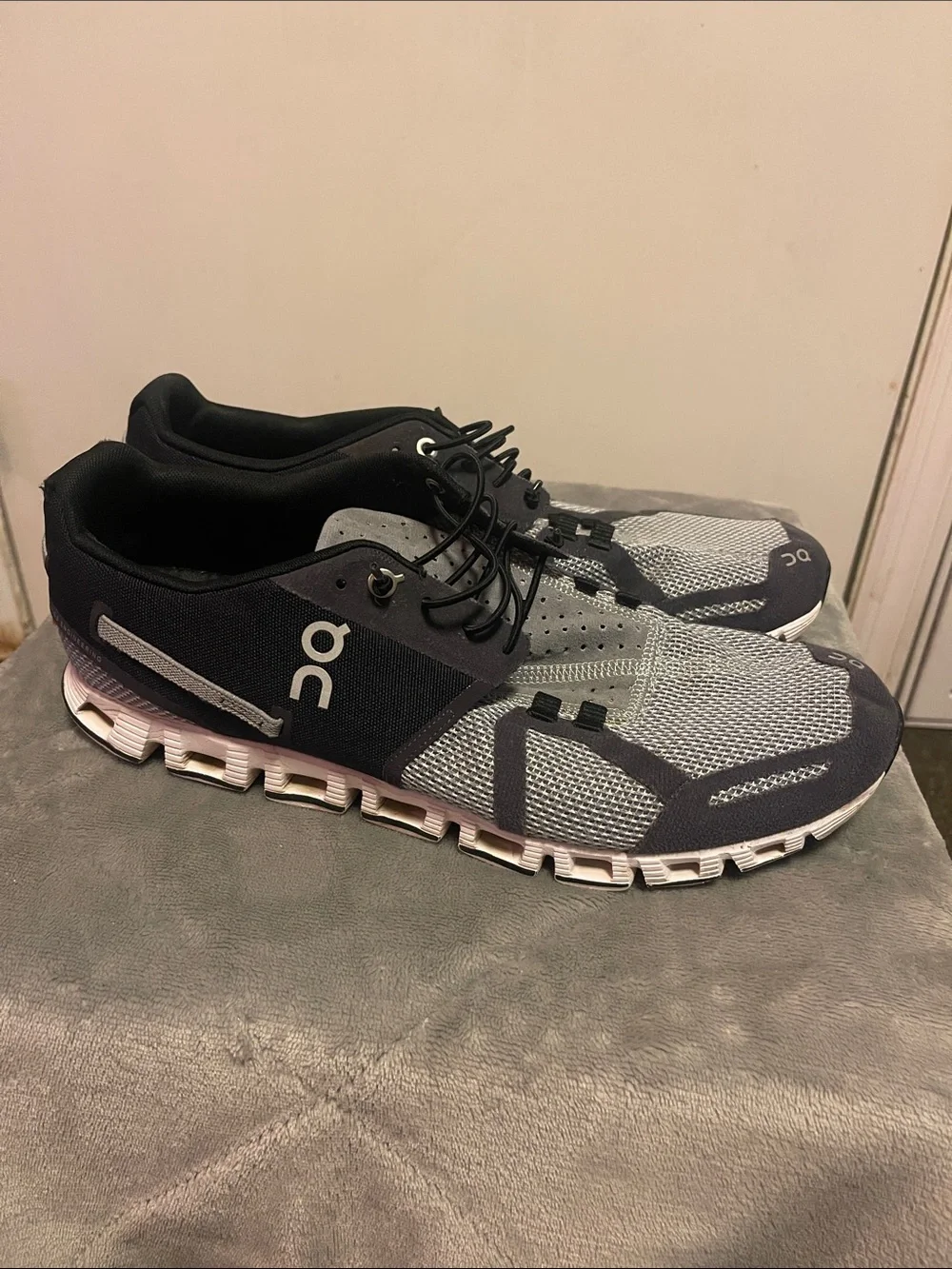 On Running Men's Athletic Shoes - Black & Grey
